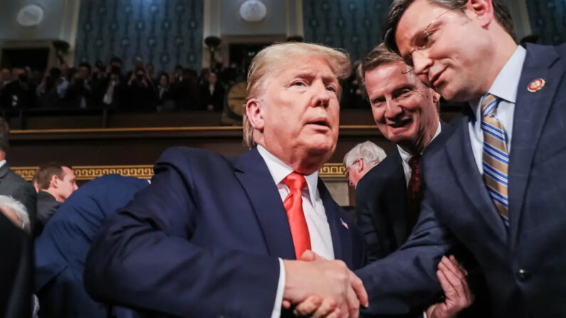 El entonces presidente Donald Trump es saludado por el representante Mike Johnson (R-La.) antes del discurso sobre el Estado de la Unión en la Cámara de Representantes en Washington el 4 de febrero de 2020. (Leah Millis-Pool/Getty Images)