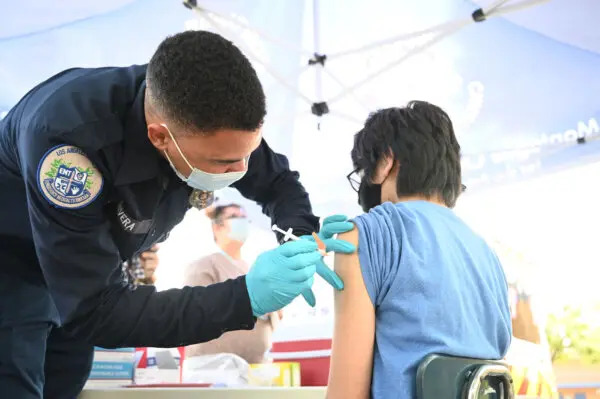 Una persona recibe la vacuna contra el COVID-19 en Los Ángeles, California, el 23 de agosto de 2021. (Robyn Beck/AFP vía Getty Images)
