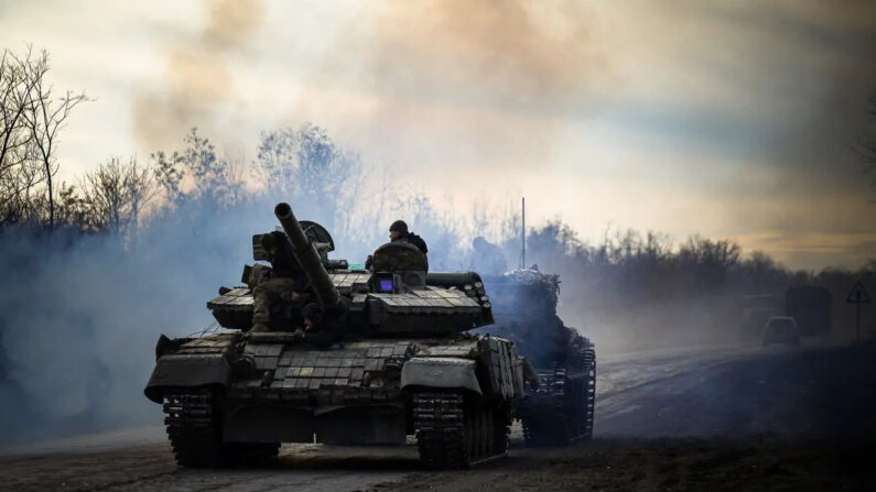 Un tanque ucraniano circula por una carretera cerca de Bajmut, en la región de Donetsk, el 30 de noviembre de 2022, en medio de la invasión rusa de Ucrania. (Anatoli Stepanov/AFP vía Getty Images)
