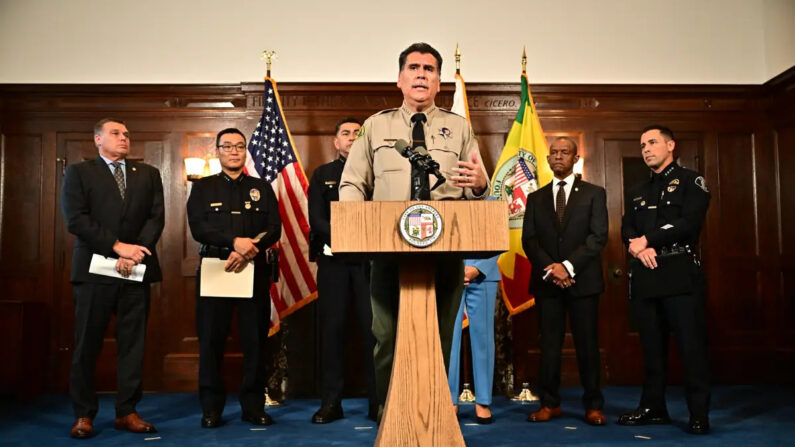 El sheriff del condado de Los Ángeles, Robert Luna, habla durante una rueda de prensa en el Ayuntamiento de Los Ángeles, California, el 17 de agosto de 2023. (Frederic J. Brown/AFP vía Getty Images)