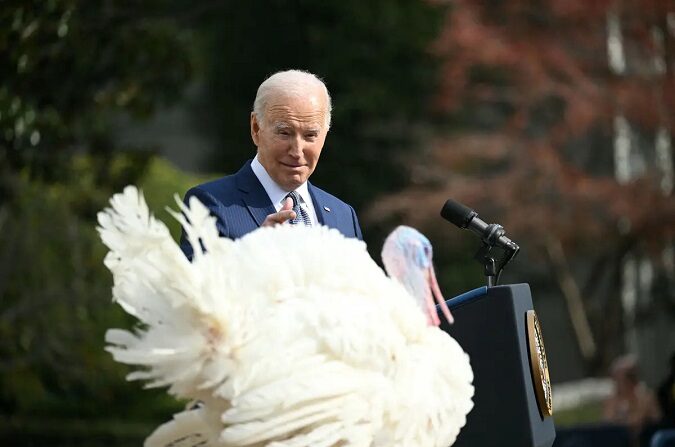 El presidente Joe Biden indulta al pavo nacional de Acción de Gracias, Liberty, durante una ceremonia de indulto en la Casa Blanca el 20 de noviembre de 2023. (Mandel Ngan/AFP vía Getty Images)