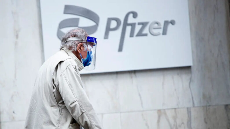 Un hombre pasa por delante de la sede de Pfizer en Nueva York el 11 de marzo de 2021. (Kena Betancur/AFP/Getty Images)