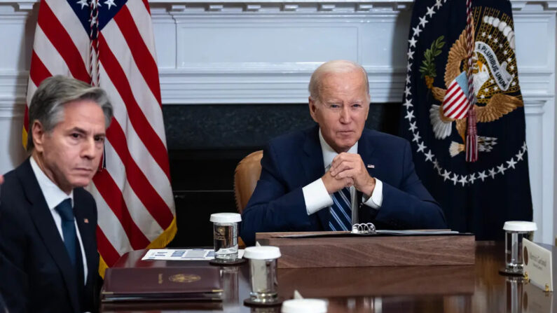 (I-D) El secretario de Estado Antony Blinken mira mientras el presidente de EE. UU. Joe Biden habla durante una reunión sobre la lucha contra el flujo de fentanilo en los Estados Unidos, en la Sala Roosevelt de la Casa Blanca en Washington, el 21 de noviembre de 2023. (Drew Angerer/Getty Images)