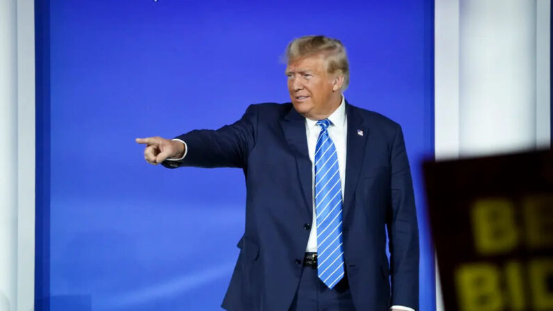 El candidato presidencial republicano y expresidente de EE. UU. Donald J. Trump llega a la Coalición Judía Republicana en Las Vegas, Nevada, el 28 de octubre de 2023. (Madalina Vasiliu/The Epoch Times)