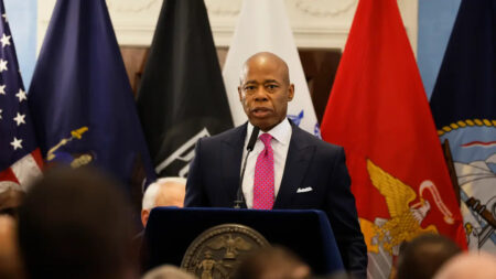 El alcalde de Nueva York, Eric Adams, niega las acusaciones de agresión sexual