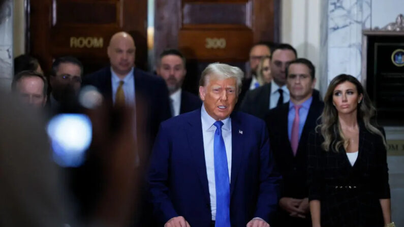 El expresidente Donald Trump habla con los medios de comunicación tras testificar en su juicio por fraude civil en la Corte Suprema del Estado de Nueva York, el 6 de noviembre de 2023. (Fotografía de Michael M. Santiago/Getty Images)