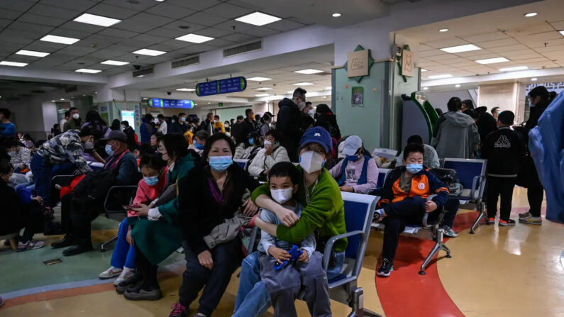 Niños y sus padres esperan en la zona de consultas externas de un hospital infantil de Pekín el 23 de noviembre de 2023. (Jade Gao/AFP vía Getty Images)