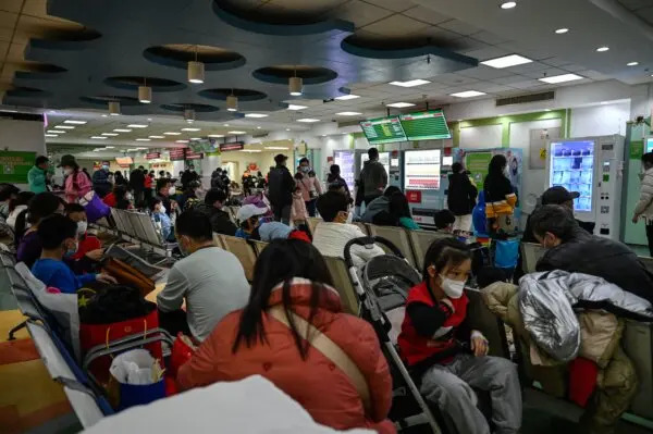 Niños y sus padres esperan en una zona de consultas externas de un hospital infantil de Beijing el 23 de noviembre de 2023. (Jade Gao/AFP vía Getty Images)

