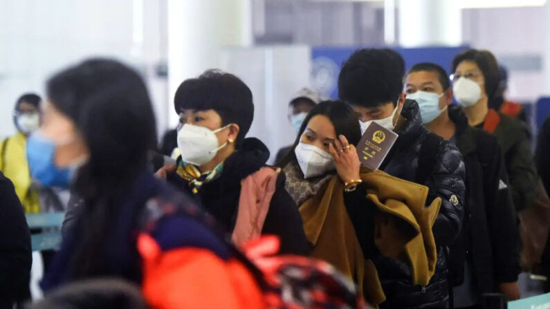 Pasajeros hacen fila para pasar por la aduana tras llegar al aeropuerto internacional de Hangzhou Xiaoshan, en la provincia oriental china de Zhejiang, el 8 de enero de 2023. (STR/AFP vía Getty Images)