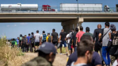EE.UU. suspende el trámite vehicular en paso fronterizo de Texas ante mayor flujo migratorio