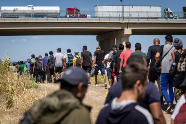 Inmigrantes ilegales caminan hacia un puesto de control de la Patrulla Fronteriza de Estados Unidos después de cruzar la frontera entre Estados Unidos y México en Eagle Pass, Texas, el 28 de septiembre de 2023. (John Moore/Getty Images)
