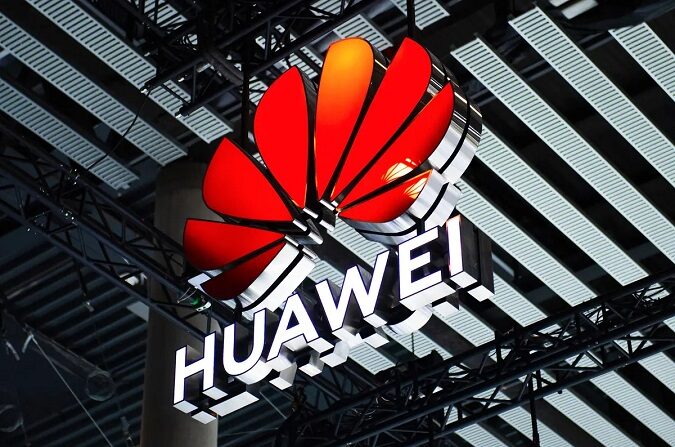 Un logotipo se ilumina fuera del stand de Huawei en el stand de SK telecom en el primer día del GSMA Mobile World Congress en Barcelona, España, el 28 de febrero de 2022. (David Ramos/Getty Images)