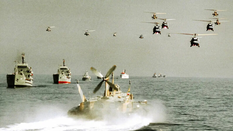 Helicópteros del ejército iraní y barcos de la Armada participan en maniobras durante un ejercicio de juegos de guerra en el Estrecho de Ormuz y el Mar de Omán el 29 de octubre de 2000. (AFP vía Getty Images)
