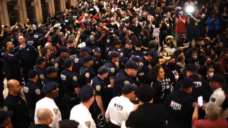 Oficiales de policía de Nueva York responden a una manifestación en la que se pide un alto el fuego en medio de la guerra entre Israel y Hamás, en la estación Grand Central de Nueva York, el 27 de octubre de 2023. (Kena Betancur/AFP vía Getty Images)