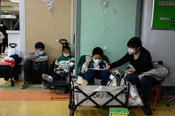 Niños reciben un goteo en un hospital infantil de Beijing, el 23 de noviembre de 2023. (Jade Gao/AFP vía Getty Images)