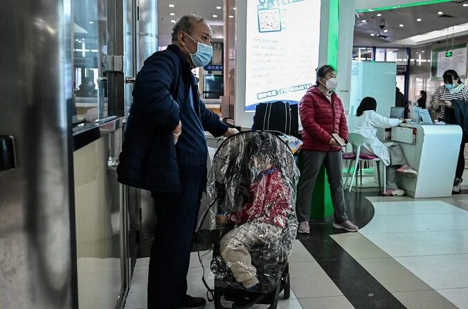 Niños y sus padres esperan en la zona de consultas externas de un hospital infantil de Beijing el 23 de noviembre de 2023. (Jade Gao/AFP vía Getty Images)