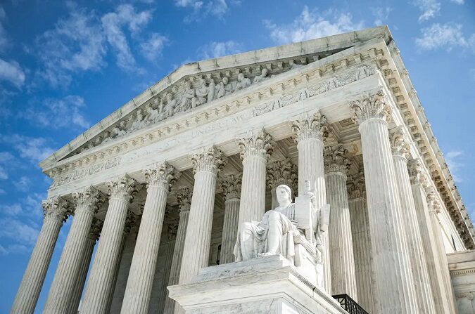El Guardián o Autoridad de la Ley, creado por el escultor James Earle Fraser, descansa en un lateral de la Corte Suprema de EE.UU., en Washington, el 28 de septiembre de 2020. (Al Drago/Getty Images)