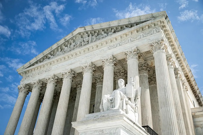 Corte Suprema es escéptica ante las posturas del gobierno en casos de inmigración y doble enjuiciamiento