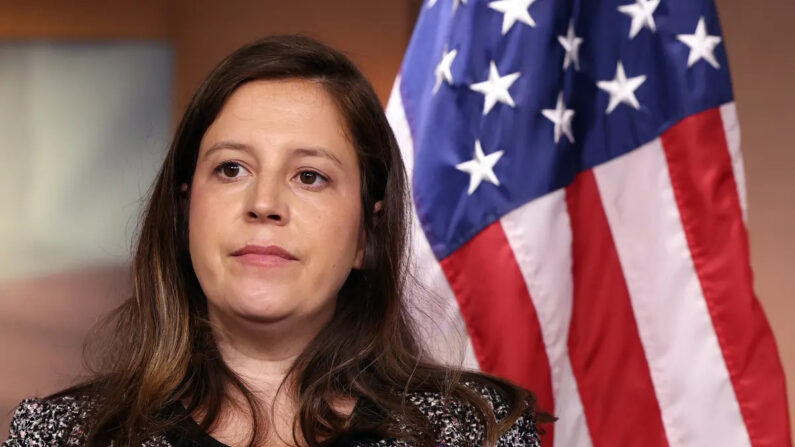 La representante Elise Stefanik (R-N.Y.) asiste a una rueda de prensa tras una reunión de la conferencia republicana de la Cámara de Representantes en el Capitolio de EE. UU. en Washington el 29 de junio de 2021. (Kevin Dietsch/Getty Images)