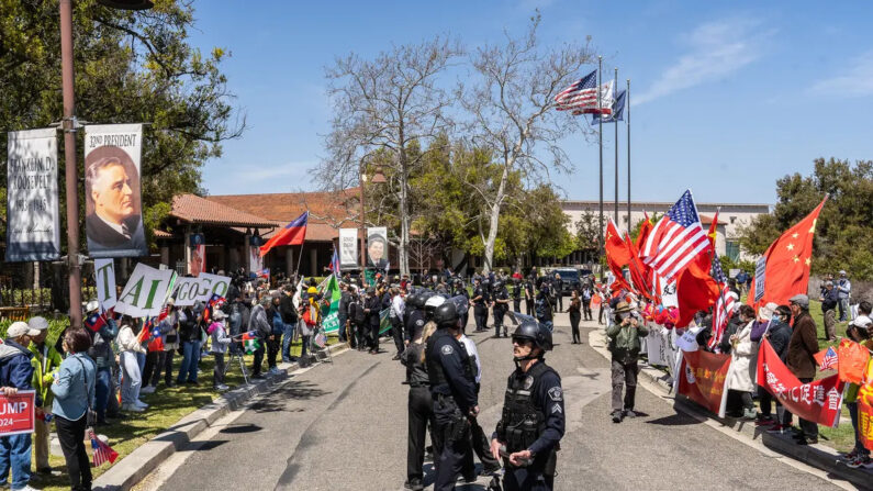 Manifestantes pro-Taiwán y pro-PCCh se enfrentan en la Biblioteca Presidencial Regan en Semi Valley, California, el 5 de abril de 2023. (John Fredricks/The Epoch Times)