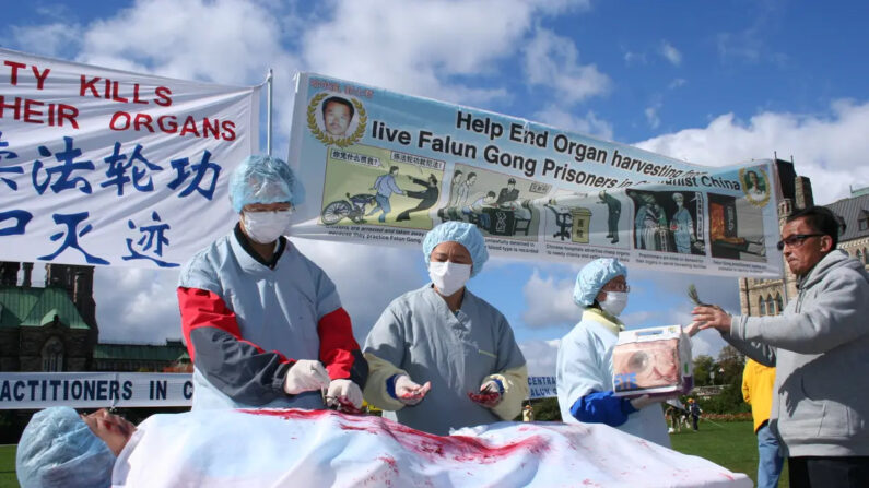 Esta foto de archivo muestra una recreación de la sustracción forzosa de órganos en China a practicantes de Falun Gong durante una manifestación en Ottawa en 2008. (The Epoch Times)