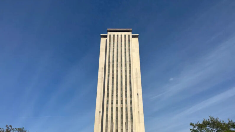 El Capitolio de Florida, en Tallahassee, alberga las oficinas de los departamentos gubernamentales y de los legisladores estatales, así como las dos cámaras abovedadas de la legislatura estatal, lugares de reunión de la Cámara de Representantes y del Senado estatales. Foto de archivo tomada el 14 de marzo de 2023. (Nanette Holt/The Epoch Times)