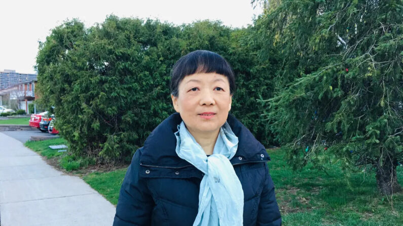 Michelle Zhang, practicante de Falun Gong que reside en Toronto, posa para una foto el 19 de abril de 2023. La Sra. Zhang y su familia han sufrido años de persecución por parte del Partido Comunista Chino. (Michelle Hu/The Epoch Times)