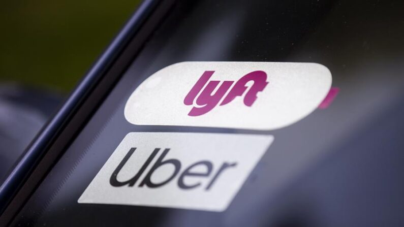 En una fotografía de archivo se ve logotipo de las aplicaciones Uber y Lyft. EFE/EPA/Etienne Laurent 
