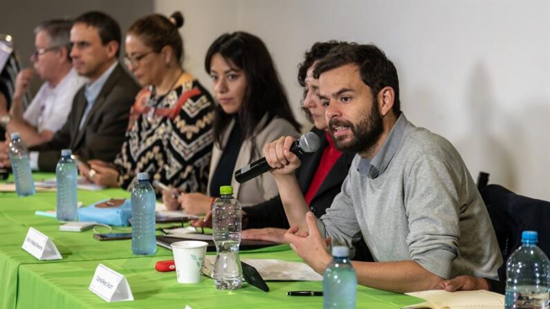 El representante del Mecanismo de Esclarecimiento Histórico (MEH) de la Comisión de la Verdad de la 'Guerra Sucia, Carlos Perez Ricart, habla durante el 'Diálogo por la Verdad Nuevo León', hoy, en Monterrey, México. (EFE/ Miguel Sierra)