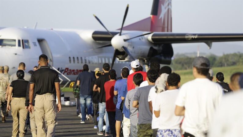 Ciudadanos colombianos se dirigen a una aeronave para su deportación el 28 de noviembre de 2023, en Ciudad de Panamá (Panamá). EFE/Carlos Lemos