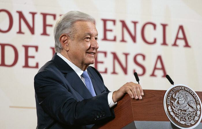 Fotografía cedida hoy 7 de noviembre 2023, por Presidencia de México, del mandatario mexicano, Andrés Manuel López Obrador, durante una conferencia de prensa en Palacio Nacional de la Ciudad de México. (EFE/ Presidencia de México)