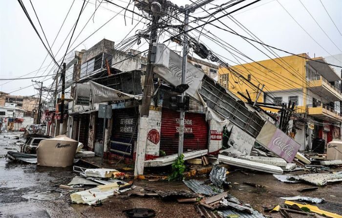 Edificaciones afectadas por el paso del huracán Otis, hoy, en el balneario de Acapulco, en el estado de Guerrero, México, (EFE/ David Guzmán)