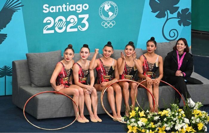 El equipo de México espera su puntuación después de competir en la final all-around del grupo de gimnasia rítmica de los Juegos Panamericanos Santiago 2023 el 1 de noviembre de 2023. (RAUL ARBOLEDA/AFP via Getty Images)