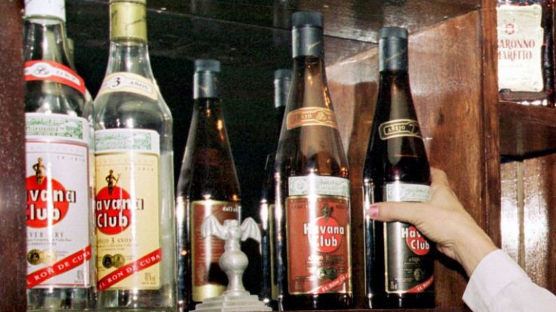 Sayli Cisnero toma una botella de Havana Club para preparar un coctel en el bar del edificio Bacardi, ex-sede de la compania de ron Bacardi en La Habana, el 26 de Agosto de 1999. Bacardi mantuvo una disputa en Estados Unidos con Cuba por la patente del ron Havana Club. (NIURKA BARROSO/AFP via Getty Images)