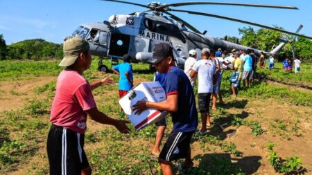 Damnificados por Otis en sur de México dicen que despensas «no alcanzan» para todos