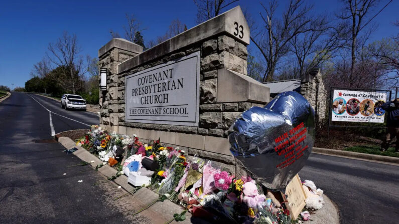 Un globo con los nombres de las víctimas se ve en un monumento en la entrada de The Covenant School, en Nashville, Tennessee, el 29 de marzo de 2023. (Wade Payne/Foto AP)