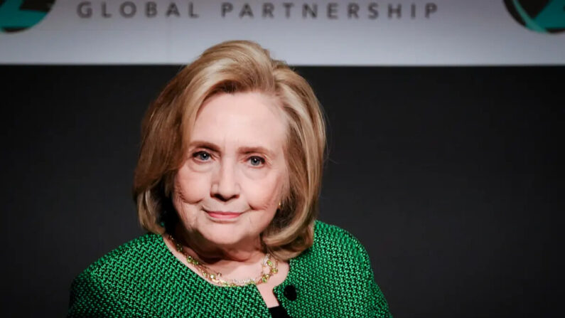 La ex Secretaria de Estado de EE.UU. Hillary Clinton habla durante un panel en el Vital Voices Global Festival en Washington el 5 de mayo de 2023. (Madalina Vasiliu/The Epoch Times)