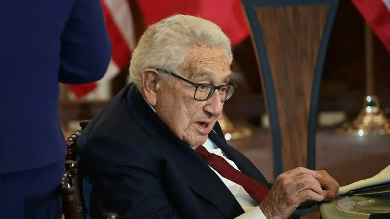 El exsecretario de Estado de Estados Unidos, Henry Kissinger, asiste a un almuerzo en el Departamento de Estado en Washington el 1 de diciembre de 2022. (Roberto Schmidt/AFP vía Getty Images)