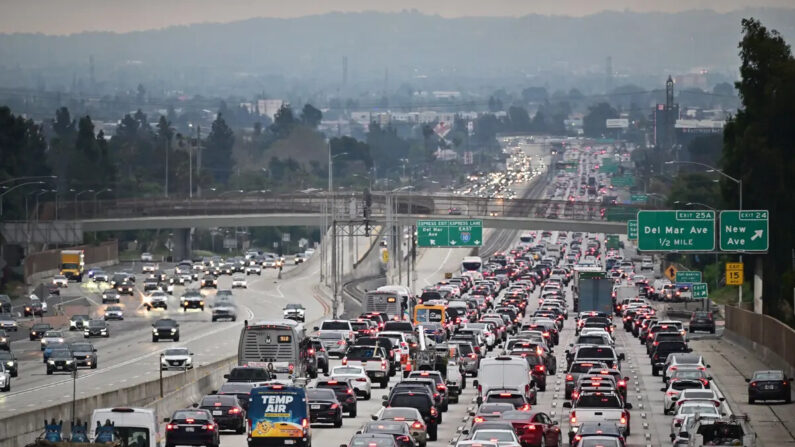 Tráfico en una autopista de Los Ángeles durante la hora punta vespertina en Alhambra, California, el 12 de abril de 2023. (Frederic J. Brown/AFP vía Getty Images)