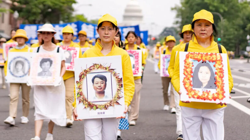Practicantes de Falun Dafa participan en una manifestación para conmemorar el 24º aniversario de la persecución a la disciplina espiritual por parte del régimen chino, en Washington, el 20 de julio de 2023. (Samira Bouaou/The Epoch Times)

