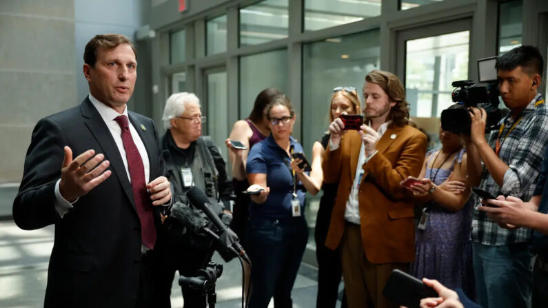 El miembro del Comité de Supervisión de la Cámara de Representantes Dan Goldman (D-N.Y.) habla con los periodistas mientras sale del O'Neill House Office Building en el Capitolio en Washington el 31 de julio de 2023. (Chip Somodevilla/Getty Images)