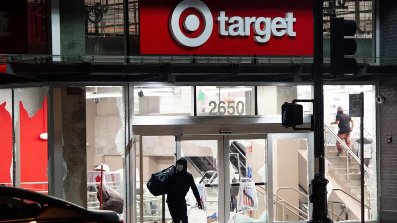Un saqueador roba una tienda Target en Oakland, California, el 30 de mayo de 2020. (Josh Edelson/AFP vía Getty Images)