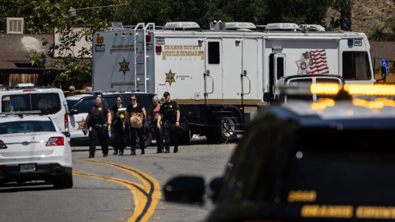 Agentes de la ley investigan la escena del crimen de un tiroteo masivo en el restaurante Cooks Corner en Trabuco Canyon, California, el 24 de agosto de 2023. (John Fredricks/The Epoch Times)