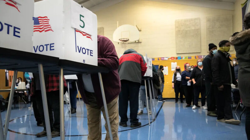 Votantes rellenan sus papeletas en el gimnasio de un colegio en Lansing, Michigan, el 3 de noviembre de 2020. (John Moore/Getty Images)