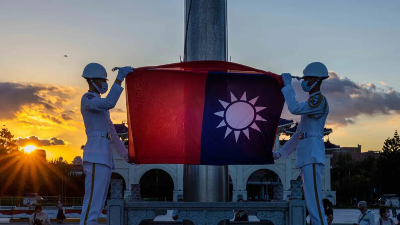 La ceremonia de arriado de la bandera tiene lugar en la Plaza de la Libertad de Taipei, Taiwán, el 9 de agosto de 2022. (Annabelle Chih/Getty Images)