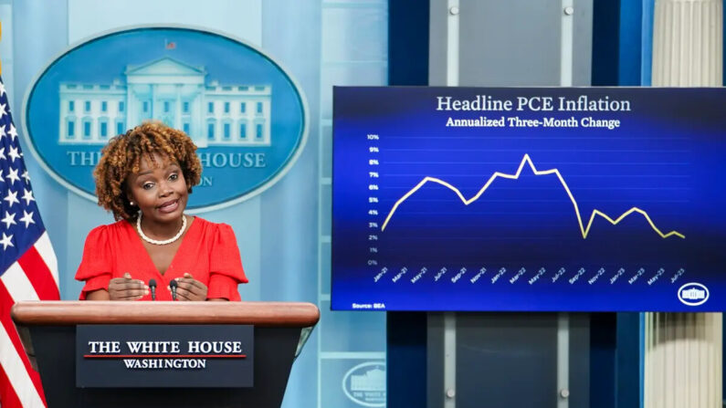 La Secretaria de Prensa de la Casa Blanca, Karine Jean-Pierre, muestra un gráfico de inflación durante la rueda de prensa diaria en la Casa Blanca en Washington, el 31 de agosto de 2023. (Madalina Vasiliu/The Epoch Times)
