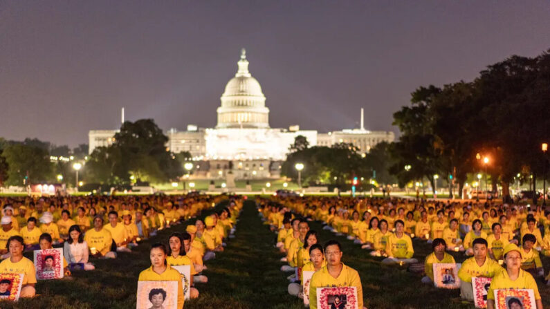 Seguidores de Falun Gong participan en una vigilia con velas en memoria de los practicantes de Falun Gong que fallecieron debido a los 24 años de persecución del Partido Comunista Chino, en el National Mall de Washington el 20 de julio de 2023. (Samira Bouaou/The Epoch Times)
