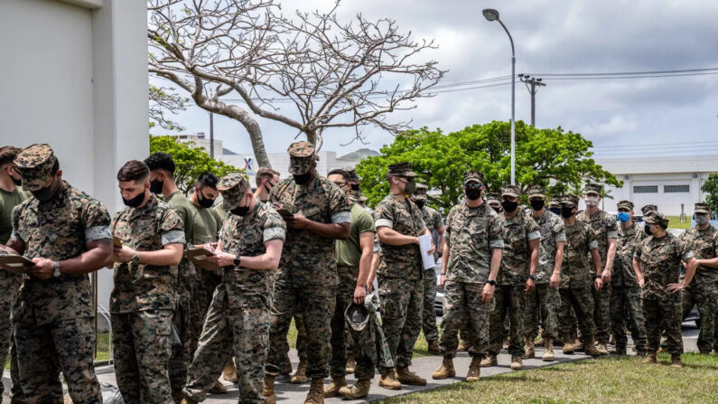 Miembros del Cuerpo de Marines de Estados Unidos esperan en fila para recibir la vacuna anti-COVID de Moderna, en Camp Hansen, en Kin, Japón, el 28 de abril de 2021. (Carl Court/Getty Images)
