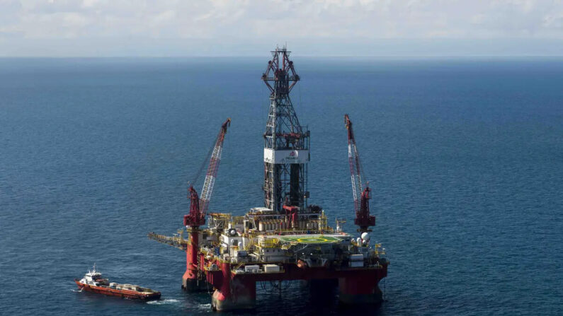 Vista aérea de la plataforma petrolera de exploración Centenario, operada por la empresa mexicana "Grupo R" y que trabaja para la petrolera estatal mexicana PEMEX, en el Golfo de México, el 30 de agosto de 2013. (Omar Torres/AFP vía Getty Images)

