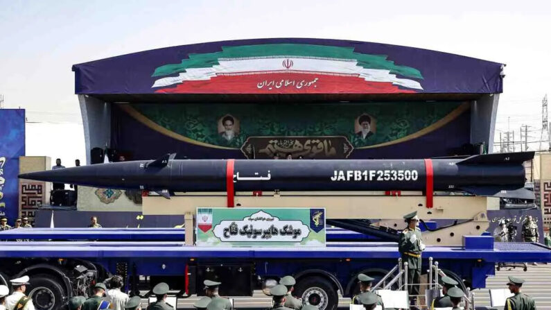Un camión transporta un misil balístico hipersónico iraní "Fattah" durante el desfile militar anual que conmemora el aniversario del inicio de la guerra de 1980-1988 con el Irak de Sadam Husein, en Teherán, el 22 de septiembre de 2023. (AFP vía Getty Images)
